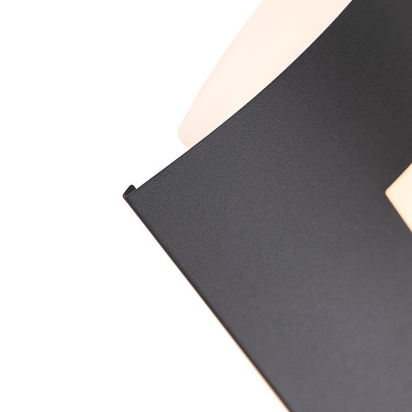 Nahaufnahme einer modernen Wandleuchte aus schwarzem, strukturiertem Metall mit einem weißen Kunststoffdiffusor.