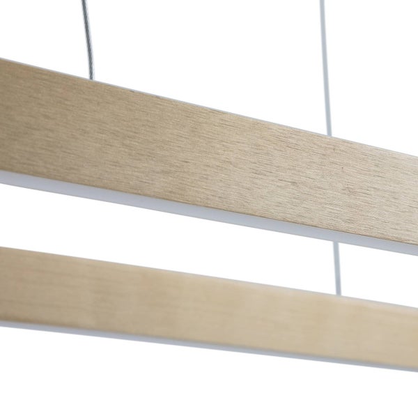 Detailansicht LED-Pendelleuchte mit gebürsteten Metallprofilen und integrierten LED-Leuchtstreifen an Drahtseilaufhängung.