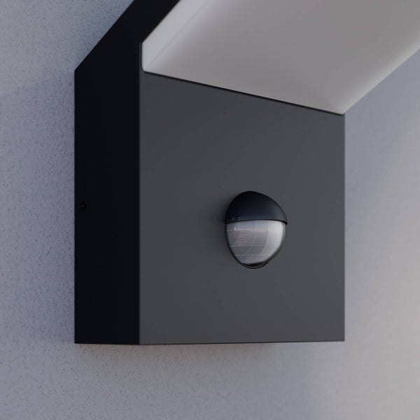 Moderne schwarze Außenwandleuchte mit Bewegungsmelder und weißem Diffusor.