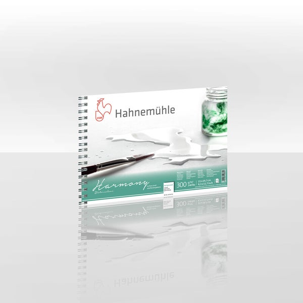 Holzgartenmöbel-Set auf einem Balkon mit Pflanzen und Dekorationsartikeln