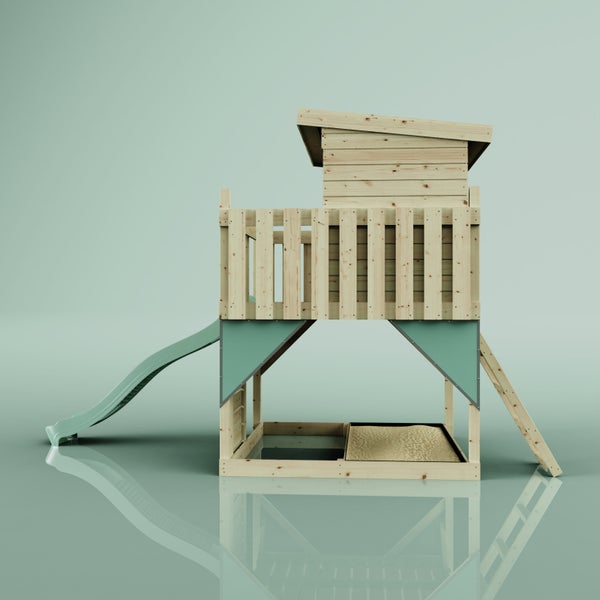 Spielturm aus Holz mit Wellenrutsche, Kletterwand und integriertem Spielhaus.