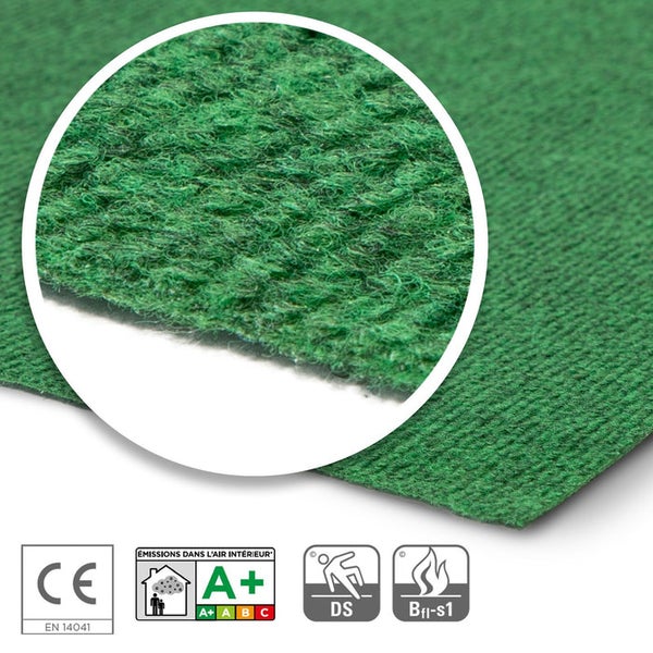 Grüne Teppichfliese mit Detailansicht und CE-Kennzeichnung, A+-Siegel für Emissionen in die Raumluft, DS-Symbol für Rutschfestigkeit und Bfl-s1-Symbol für Brandschutz.