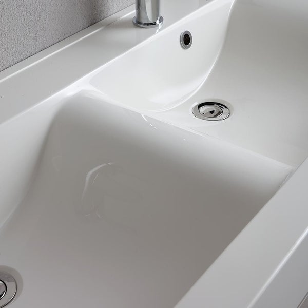 Detailansicht eines weißen Waschbeckens mit Armatur und Abfluss