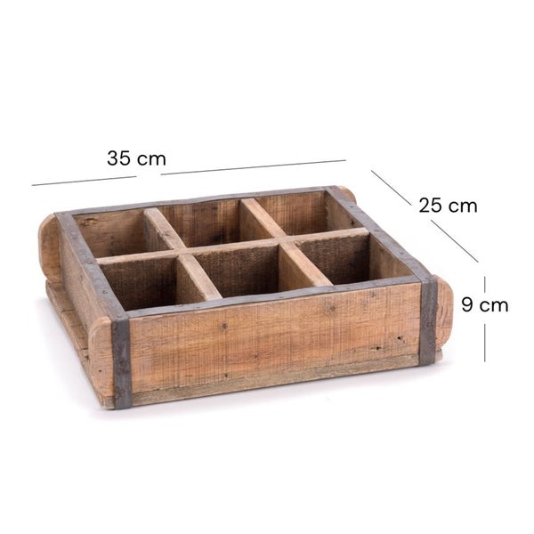 Rustikale Holzkiste mit 6 Fächern und Metallbeschlägen, Maße 35 Zentimeter mal 25 Zentimeter mal 9 Zentimeter.