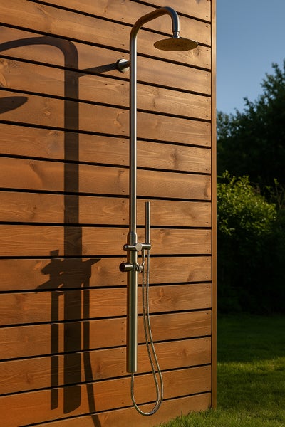 Moderne Außendusche aus Edelstahl an einer Holzwand mit Regenbrause und Handbrause.
