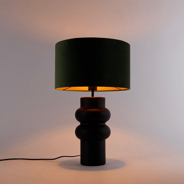 Dekorative Tischleuchte mit zylindrischem Schirm und geformtem Sockel