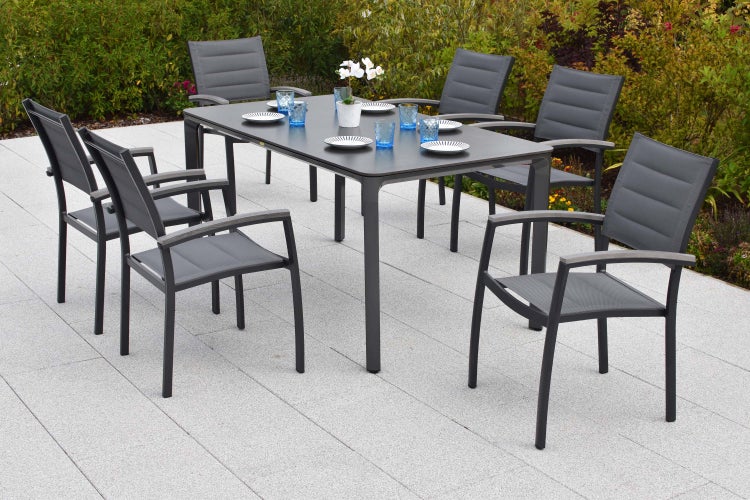 Gartentischgruppe mit sechs Stühlen auf einer Terrasse