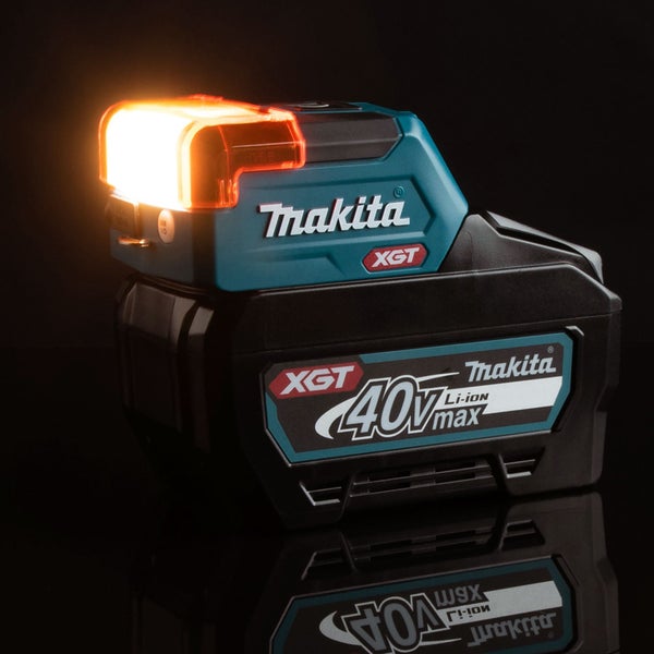 Makita Akku-Baustrahler mit 40 Volt Akku in der Hand