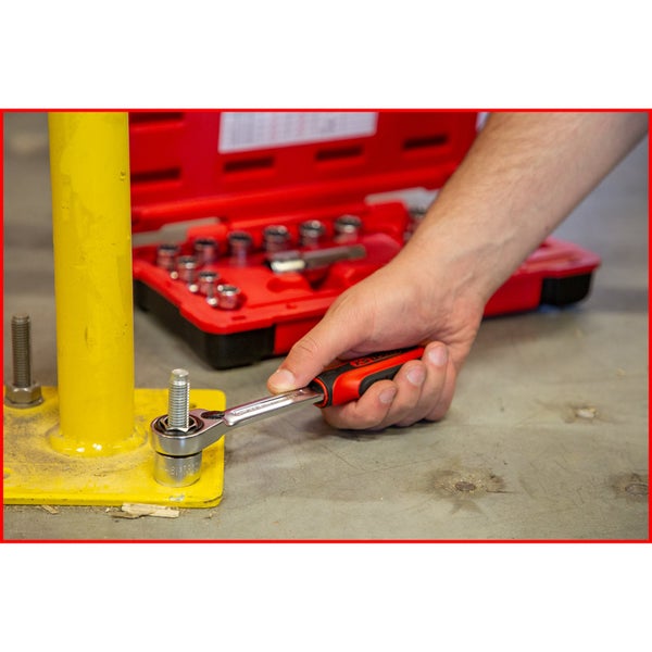 Eine Hand benutzt eine Knarre mit Steckschlüsselsatz um eine Schraube anzuziehen.