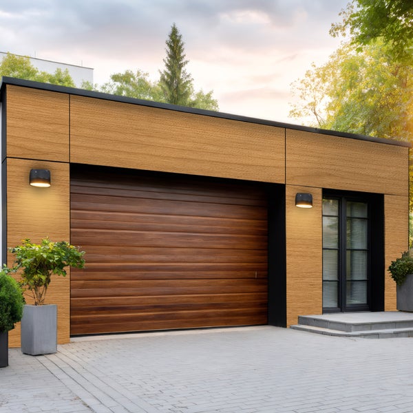 Moderne Garage mit Holztor und Außenbeleuchtung