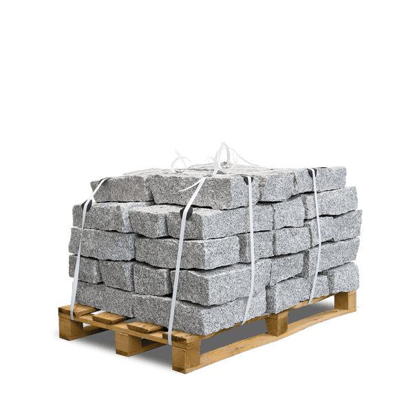 Graue Granit-Mauersteine gestapelt und mit Bändern gesichert auf einer Holzpalette.