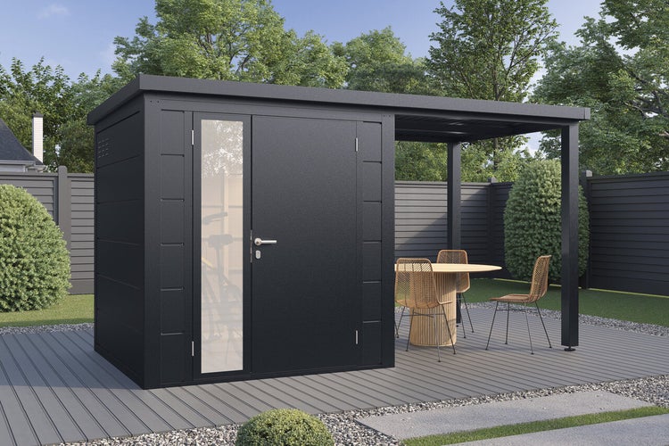 Modernes Metall Gartenhaus mit integriertem Terrassendach und verglaster Tür auf einer Holzterrasse im Garten
