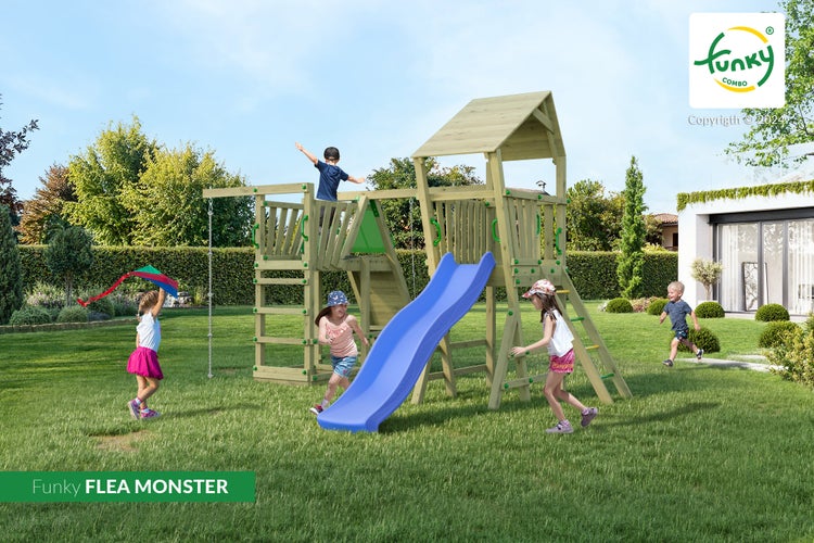 Holzspielturm Funky FLEA MONSTER mit Rutsche, Kletterleiter und Dach im Garten mit spielenden Kindern.
