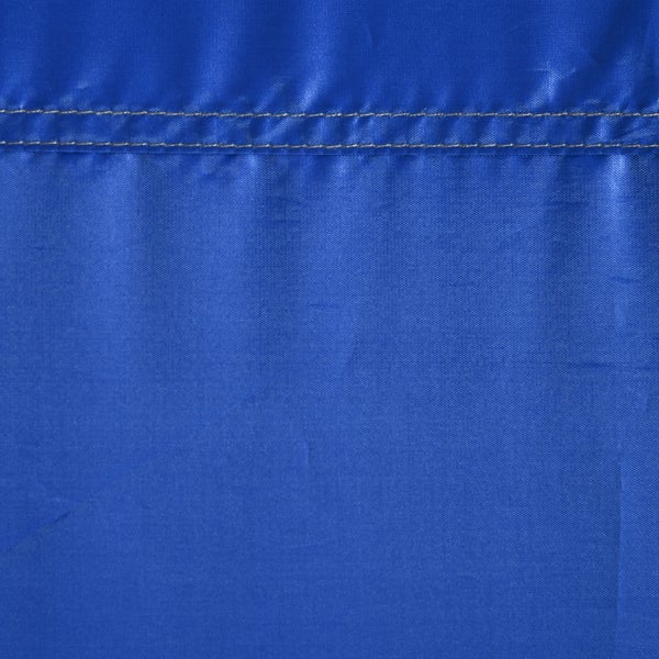 Nahaufnahme von blauem Kunststoffgewebe mit einer doppelt gesteppten Naht.