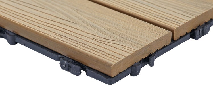 WPC-Terrassenfliese mit Klick-System und Holzmaserung-Struktur auf Kunststoffgitter.