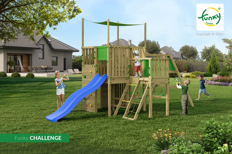 Holz-Spielplatzgerät Funky Challenge im Garten mit Kindern. Mit blauer Rutsche, Kletterwand und grünem Sonnendach. Funky Combo Logo.