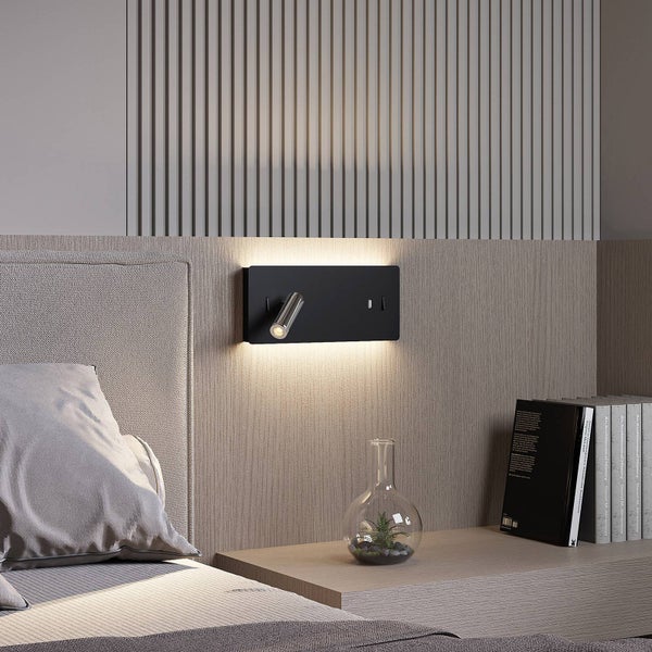 Moderne schwarze Wandleseleuchte mit verstellbarem Spot, USB-Anschluss und indirekter Beleuchtung im Schlafzimmer an der Wand montiert.