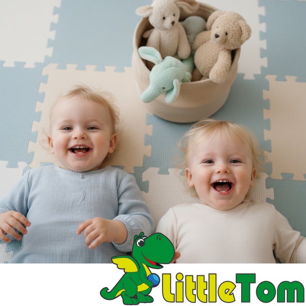 Zwei lachende Kleinkinder liegen auf einer Schaumstoff-Puzzlematte neben einem Korb mit Stofftieren. LittleTom Logo.