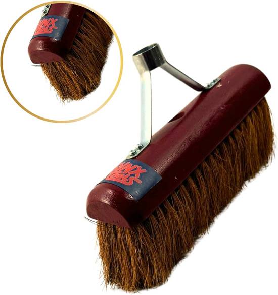 Bürste mit Holzgriff und Borsten