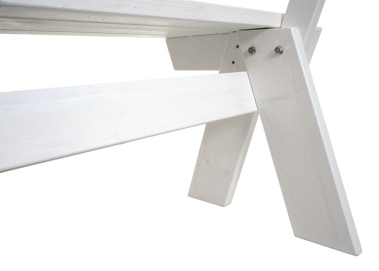 Detailaufnahme eines weißen Holztisches mit gekreuzten Beinen und sichtbaren Schrauben