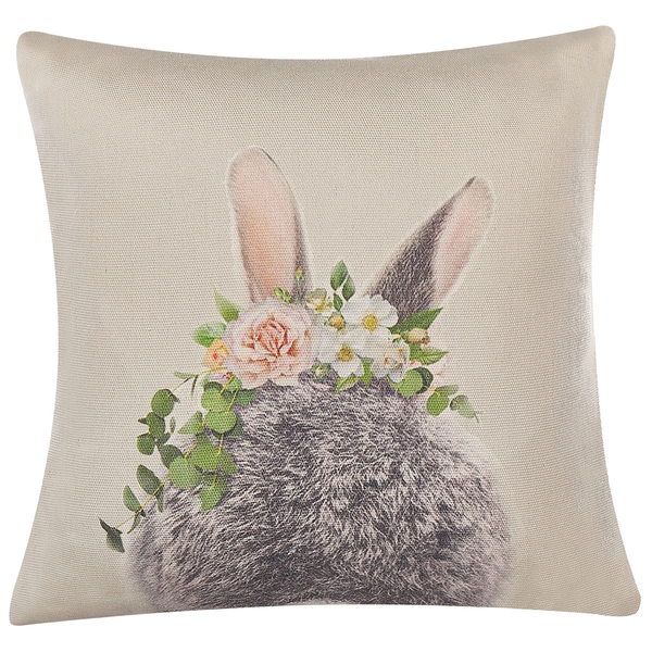 Quadratisches Zierkissen aus Stoff mit Hasenmotiv und Blumenkranz.