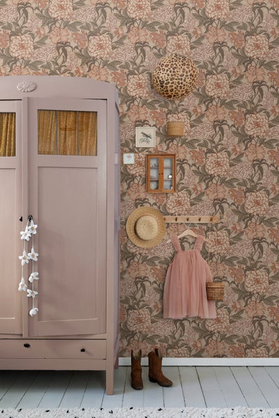 Kinderzimmer mit Blumtapete, Kleiderschrank, Kleid, Hut und Stiefeln