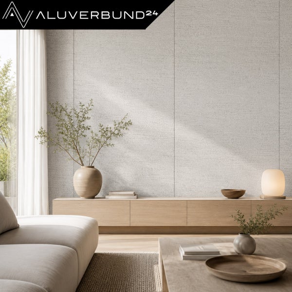 Wohnzimmer mit moderner Wandverkleidung aus Alupaneelen in hellgrauer Struktur, minimalistisches Design mit Holzsideboard und Wohndekoration.