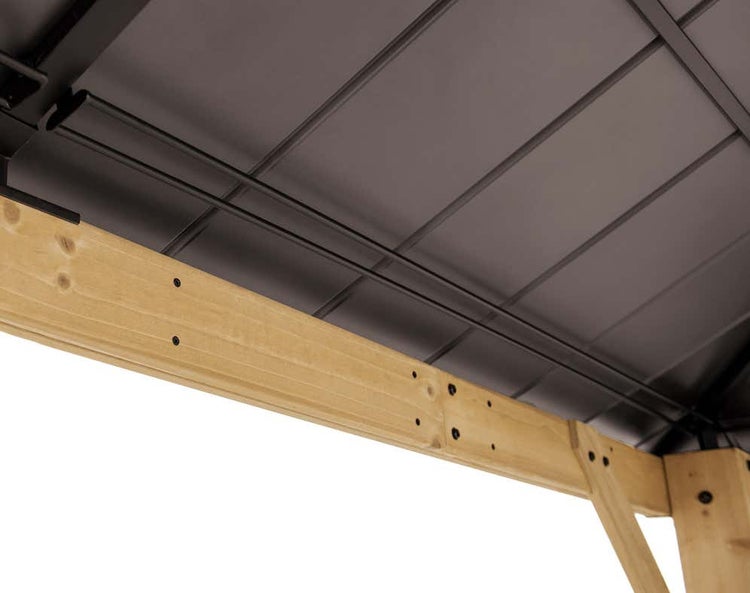 Nahaufnahme der Innenkonstruktion eines Pavillondachs mit Holzbalken und dunklen Dachpaneelen.