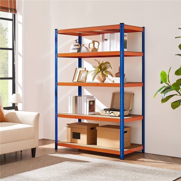 Modernes Schwerlastregal mit fünf Böden, blauem Metallrahmen und orangefarbenen Kanten, dekoriert in einem hellen, organisierten Raum.