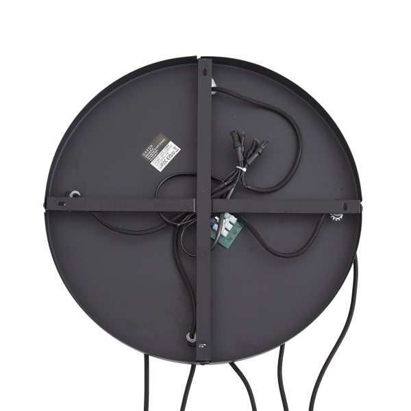 Unterseite eines runden schwarzen Deckenlampensockels mit kreuzförmiger Montagehalterung, Verkabelung und Anschlussklemme.