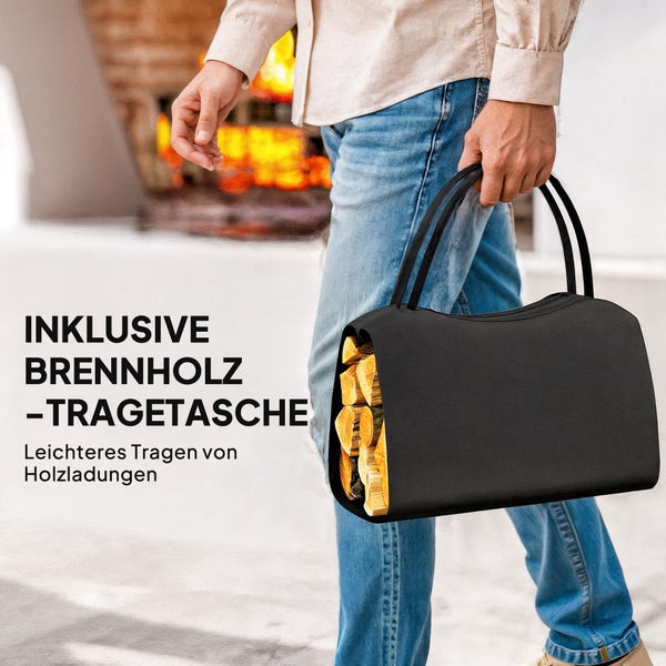 Person trägt eine Brennholztasche gefüllt mit Holz vor einem Kamin