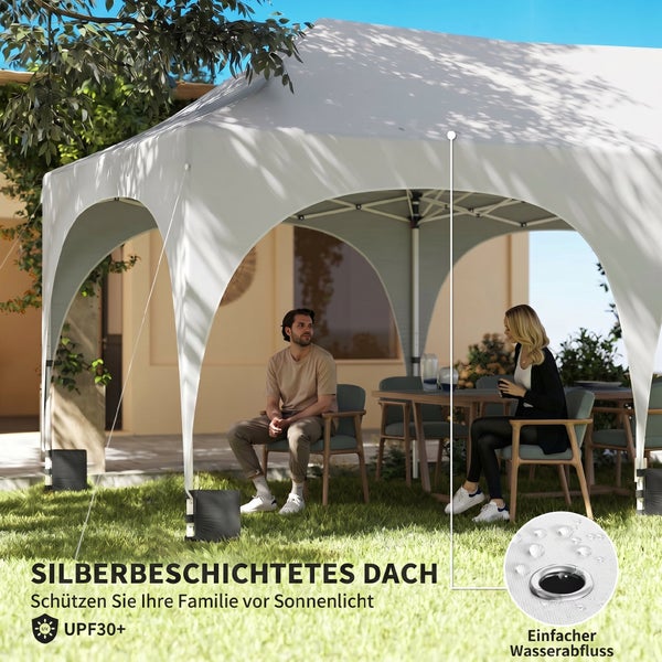 Pavillon mit silberbeschichtetem Dach, Ultraviolett-Schutzfaktor 30 plus und Wasserabflusslöchern, Gartenmöbel unter dem Pavillon auf dem Rasen.