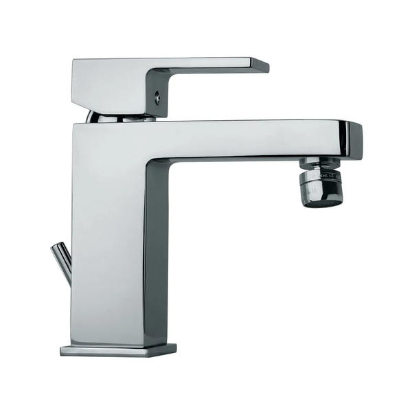 Einhebel-Waschtischmischer in eckigem Design aus verchromtem Metall mit schwenkbarem Luftsprudler und Zugstangen-Ablaufgarnitur.