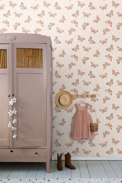 Gemütliches Zimmer mit Schrank, Kleidern, Tapete mit Schmetterlingsmuster und Holzfußboden