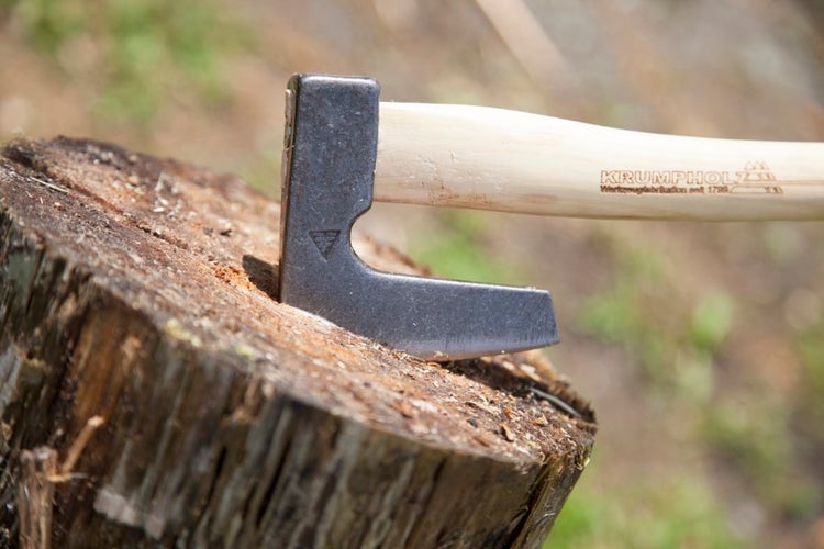 Krumpholz Gartenbeil mit USA-Hickorystiel, Lederschneidenschutz und Gürtelschnalle