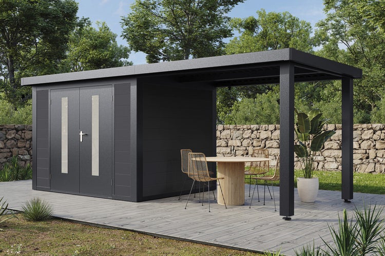 Modernes Gartenhaus aus Metall mit integriertem Terrassendach und Doppeltür, aufgestellt auf einer Holzterrasse im Garten.