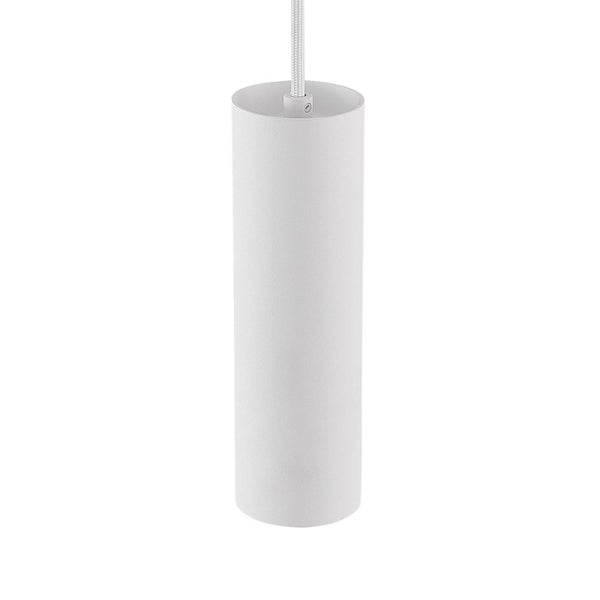 Weiße zylindrische Pendelleuchte aus Metall mit stoffummanteltem Kabel.