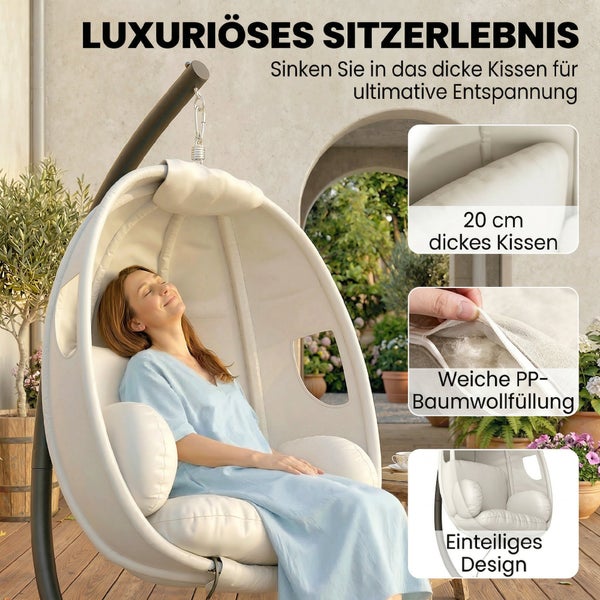 Hängesessel in Eiform auf einer Terrasse mit Frau, 20 Zentimeter dickem Kissen, weicher Polypropylen-Baumwollfüllung und einteiligem Design.