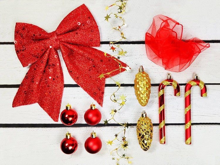 Set mit Weihnachtsbaumschmuck inklusive Schleife, Kugeln, Anhängern in Zapfenform, Zuckerstangen und Dekogirlande für die festliche Dekoration.