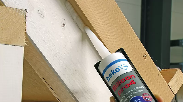 Auftragen von Silikon aus einer Kartusche auf Holz