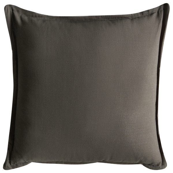 Quadratisches Dekokissen aus dunkelgrauem Textil.