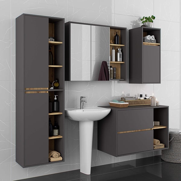 Badezimmer mit Waschtisch, Spiegelschrank und Hochschrank in dunkler Holzoptik