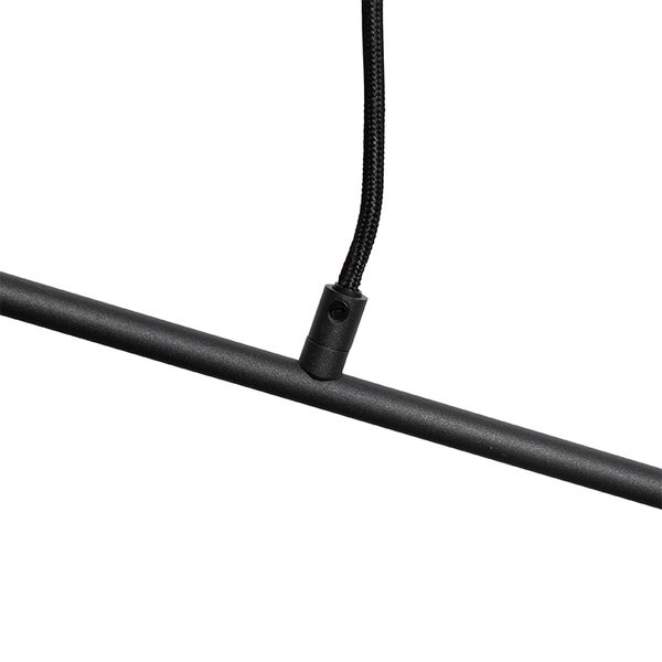 Detail einer schwarzen Pendelleuchte mit Textilkabel