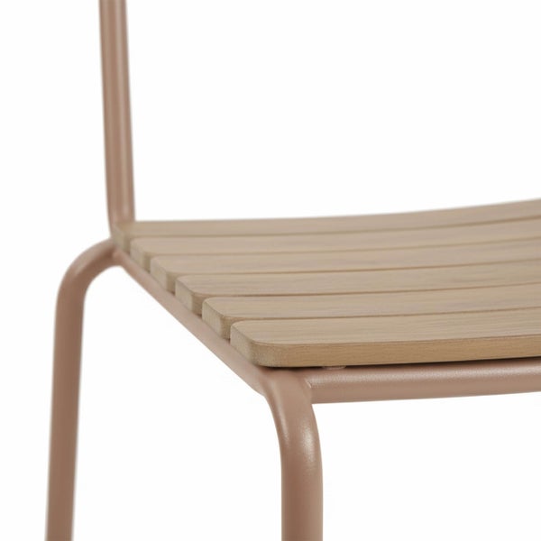 Detailansicht eines Stuhls mit Sitzfläche aus Holzlatten und einem Metallgestell in Braun.