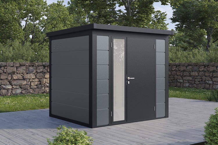 Modernes Gartenhaus aus Metall mit Flachdach und einer Tür mit Glaseinsatz, auf einer Holzterrasse im Garten aufgestellt.