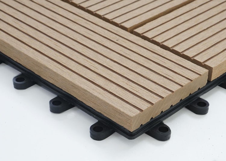 WPC Klickfliese für Terrasse und Balkon mit geriffelter Oberfläche und Klick-System aus Kunststoff.