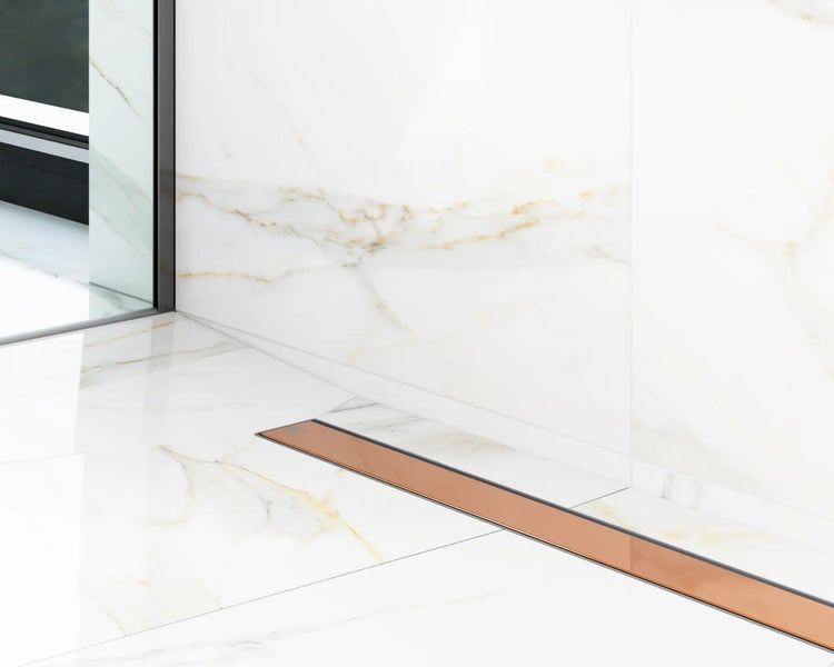 Badezimmer mit Duschkabine und Bodenablauf