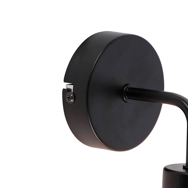 Detailaufnahme einer schwarzen Wandleuchte mit runder Montageplatte