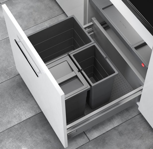 Offener Küchenschrankauszug mit Abfallbehältern