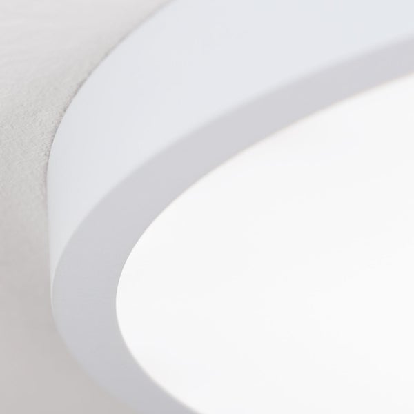 Detailaufnahme einer runden Deckenleuchte